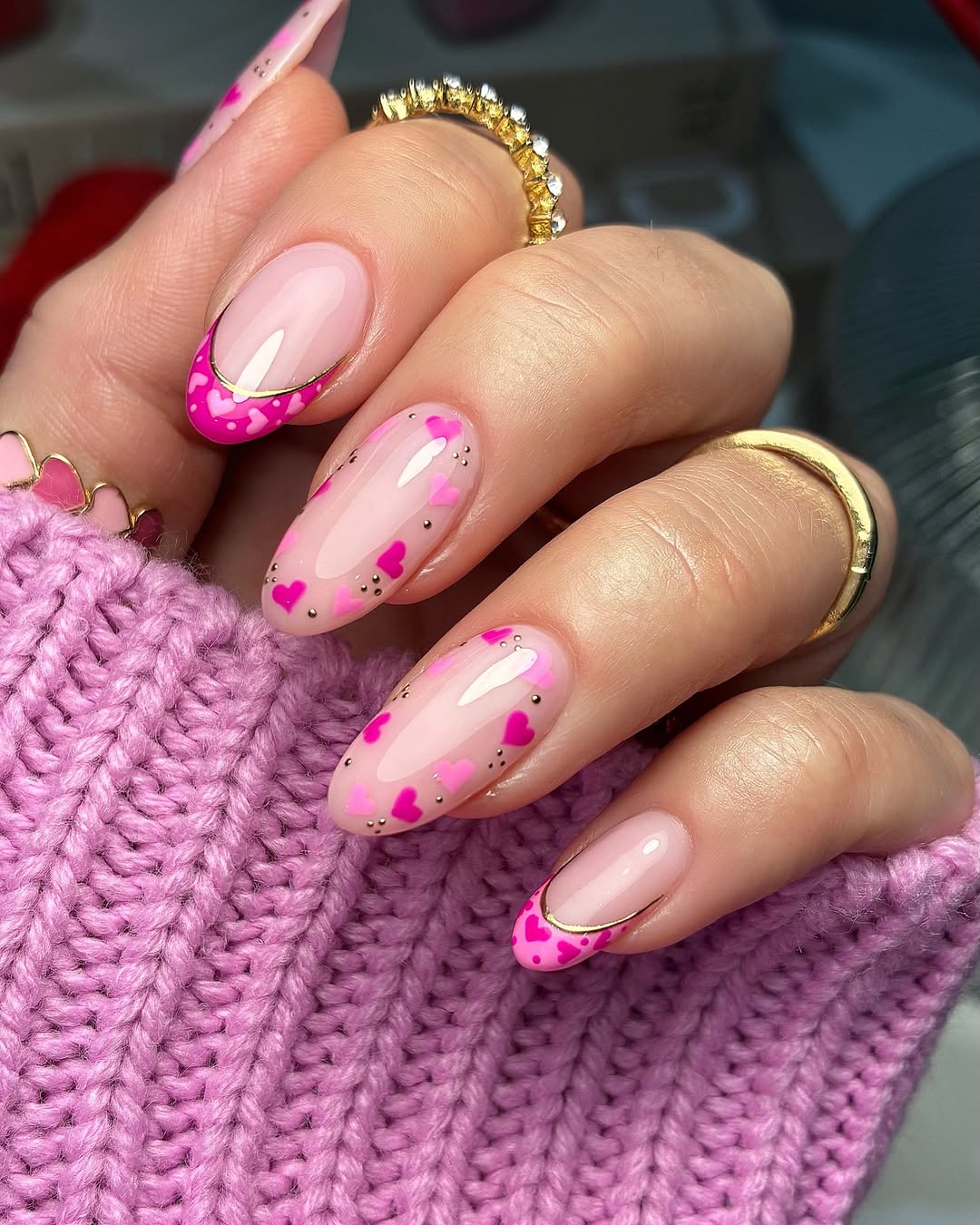 nail art mini-cœurs en rouge et rose, accents dorés, french manucure tendance