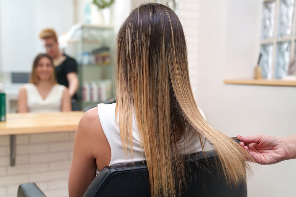 ombré hair progressif racines châtain foncé dégradé blond doré vers pointes