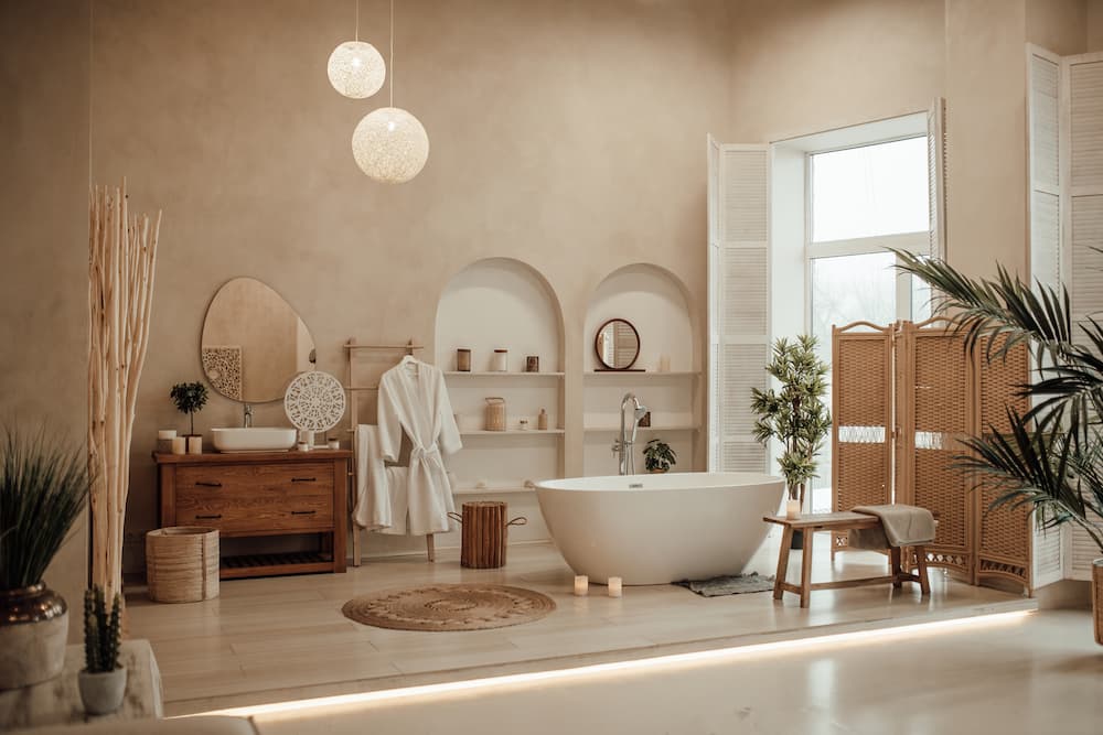 salle de bain bohème murs beige sable mobilier bois chaud lumière douce ambiance zen