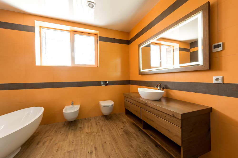 salle de bain contemporaine murs orange vif bandes grises mobilier bois contraste chaleureux