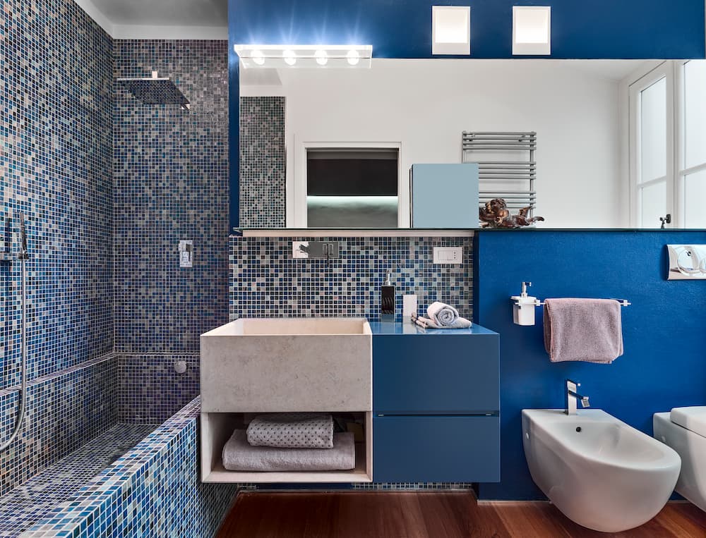 salle de bain moderne peinture murs bleu profond mosaïque bleue mobilier bleu mat accents blancs