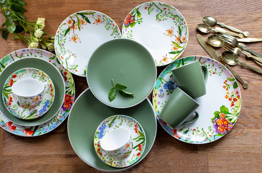 service de vaisselle fleuri coloré avec bols assiettes et tasses
