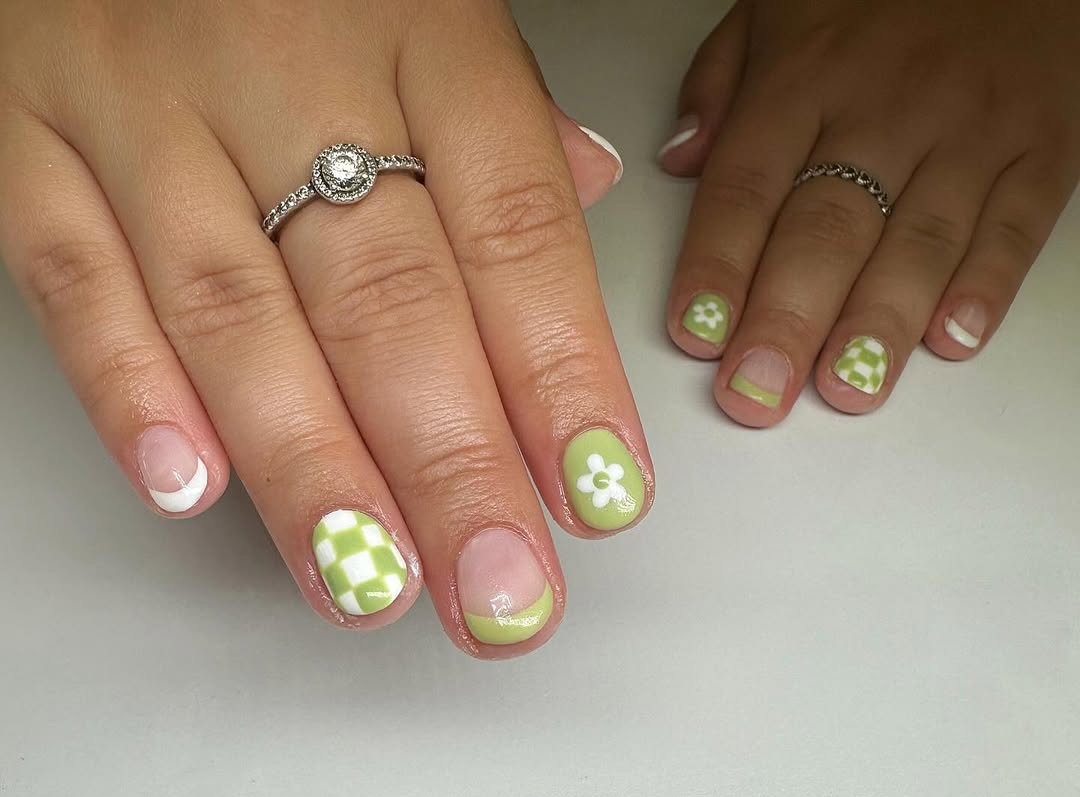 tendance vernis vert wasabi, french manucure colorée, ongles très courts