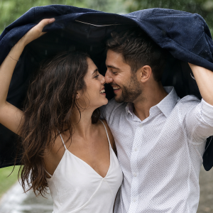 Couple romantique sous la pluie partageant un moment complice