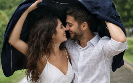 Couple romantique sous la pluie partageant un moment complice