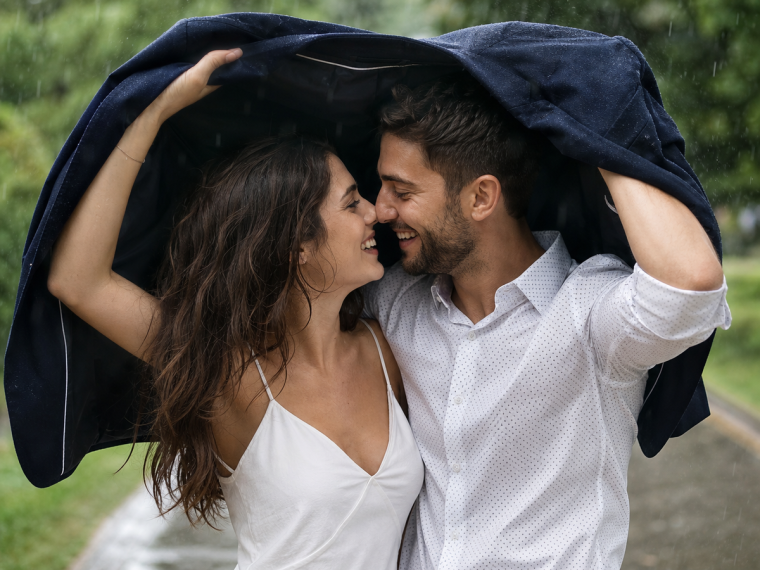 Couple romantique sous la pluie partageant un moment complice