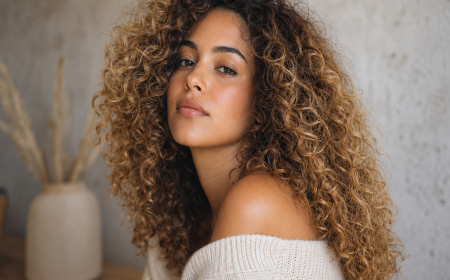 Femme aux longs cheveux bouclés mousseux volumineux miel — meilleure coupe pour cheveux épais