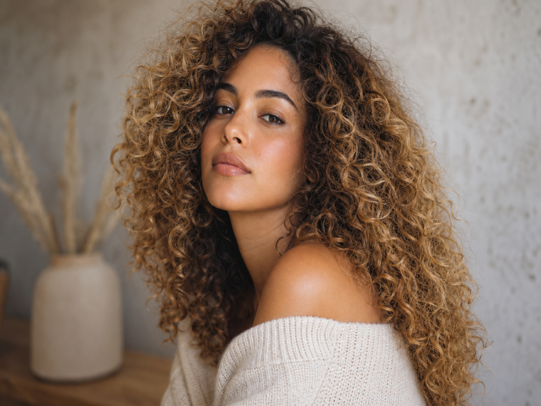 Femme aux longs cheveux bouclés mousseux volumineux miel — meilleure coupe pour cheveux épais