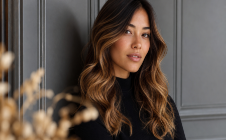 Balayage miel sur cheveux châtain clair long avec reflets caramel dorés, portrait beauté