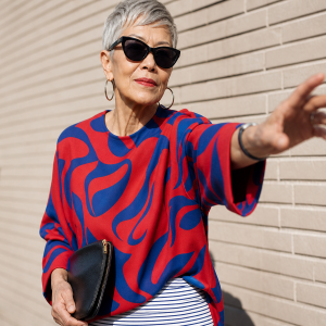 Tenue de mariage femme 70 ans invitée look bold chic haut imprimé rouge bleu jupe rayée