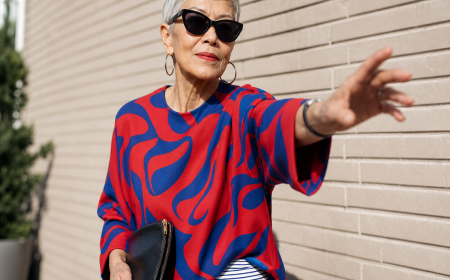 Tenue de mariage femme 70 ans invitée look bold chic haut imprimé rouge bleu jupe rayée