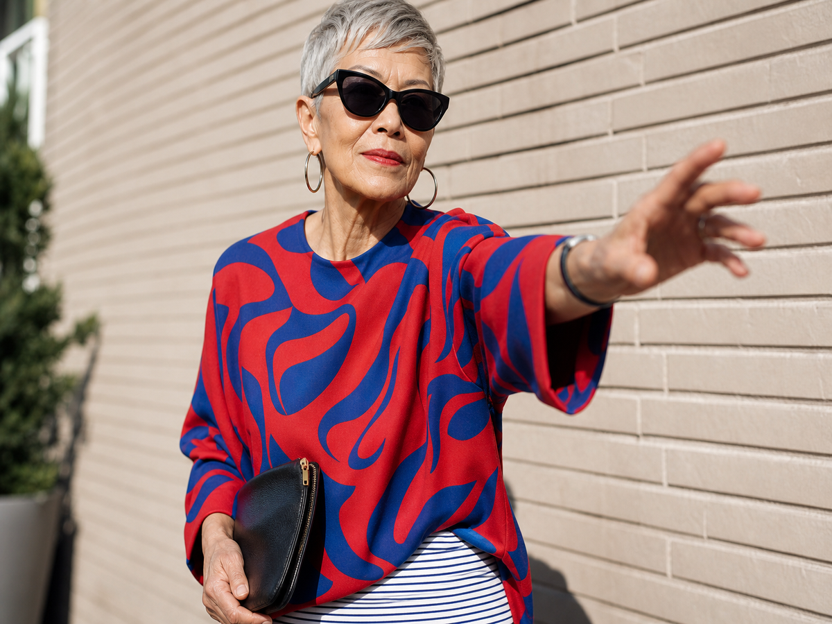 Tenue de mariage femme 70 ans invitée look bold chic haut imprimé rouge bleu jupe rayée