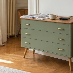 Commode brocante relookée vert sauge avec smartphone en charge sans fil sur le plateau
