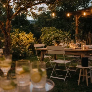 Jardin éclairé par une guirlande guinguette et des bougies pour une soirée d'été