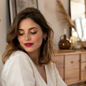 Jeune femme au maquillage longue tenue lors d'une soirée de la Fête de la Musique