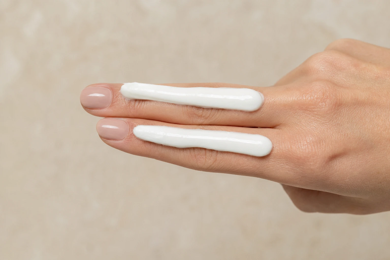 Comparaison de quatre produits visage avec SPF posés sur un meuble en bois clair