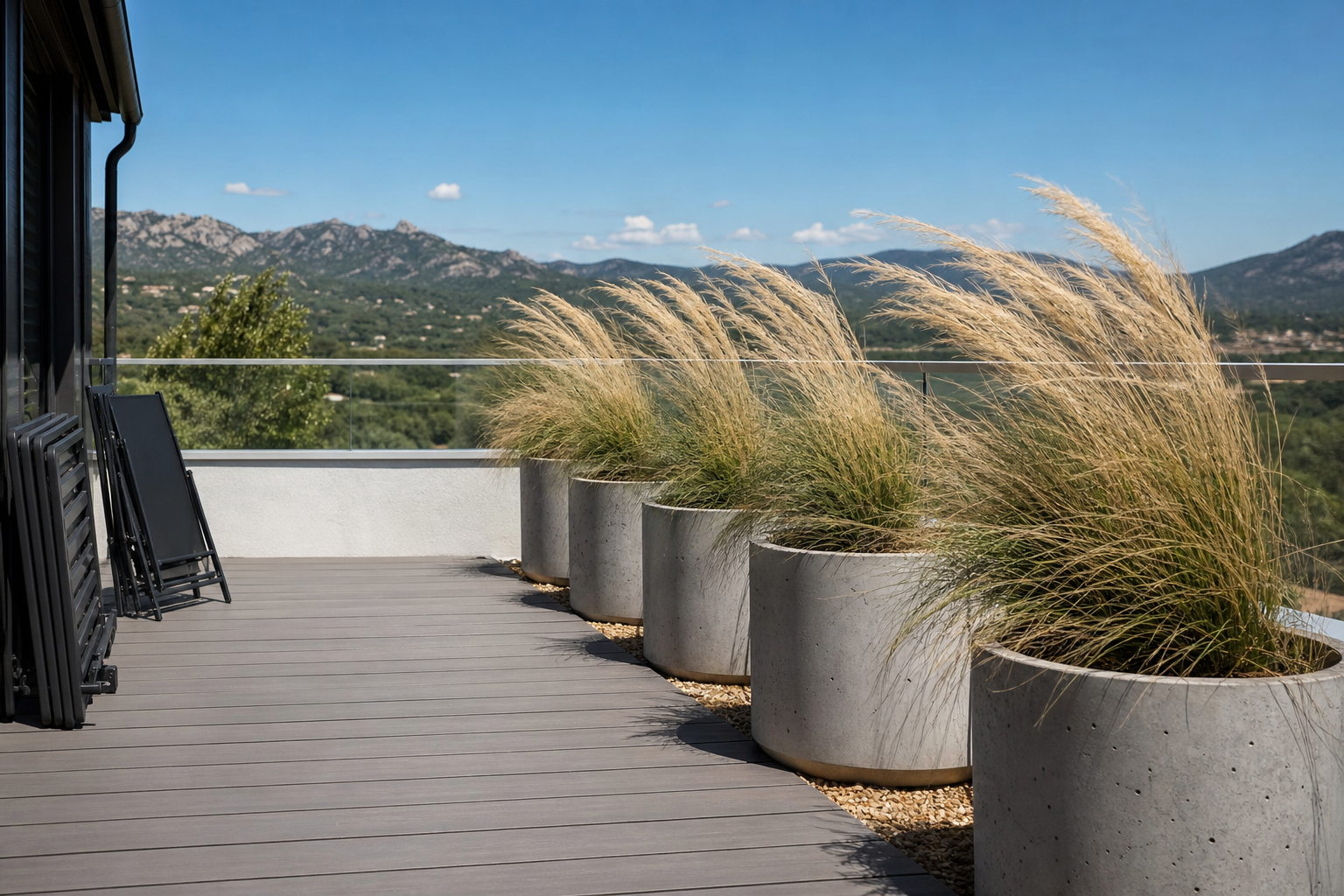 Terrasse méditerranéenne avec Stipa tenuifolia couchés par le mistral