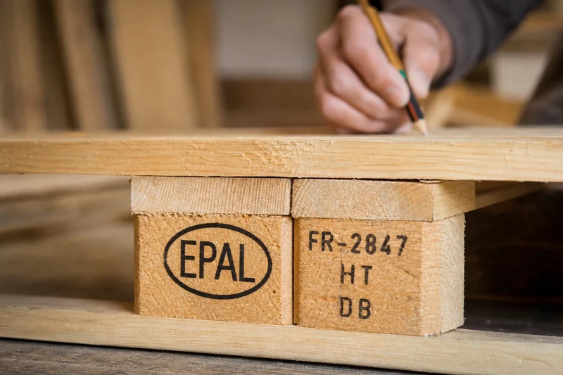 Marquage HT et EPAL sur une palette Europe, garantie d'un bois traité sans produits chimiques
