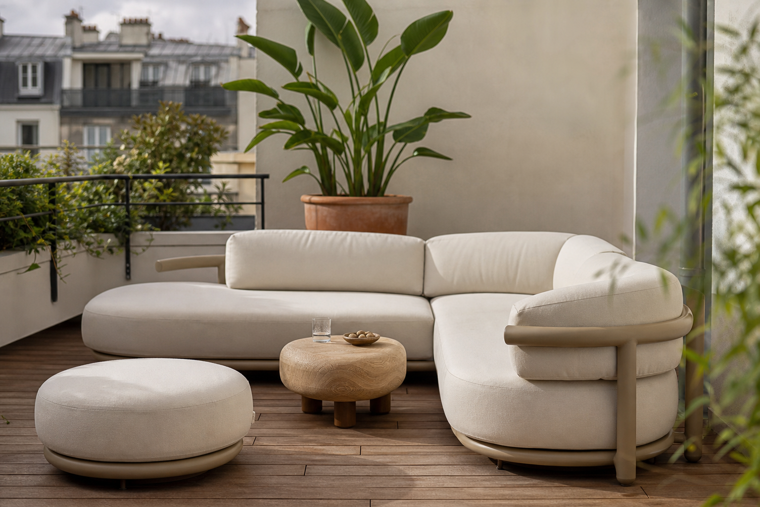 Mobilier outdoor aux formes arrondies, canapé beige latte et pouf rond, tendance cocooning 2026