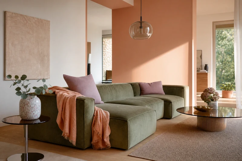 Palette 90s revisitée en 2026 : vert mousse, peach et lilas brûlé dans un salon contemporain