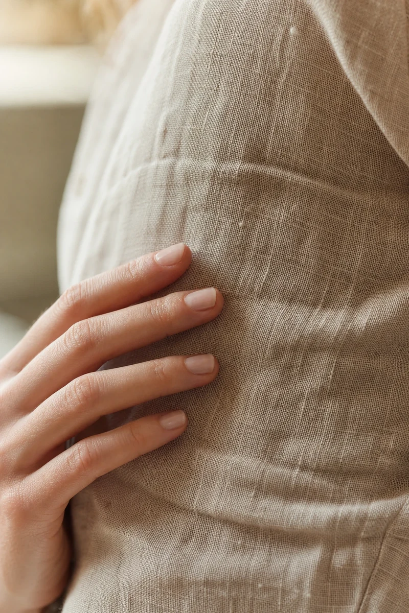 Détail de la texture d'une chemise en lin naturel français