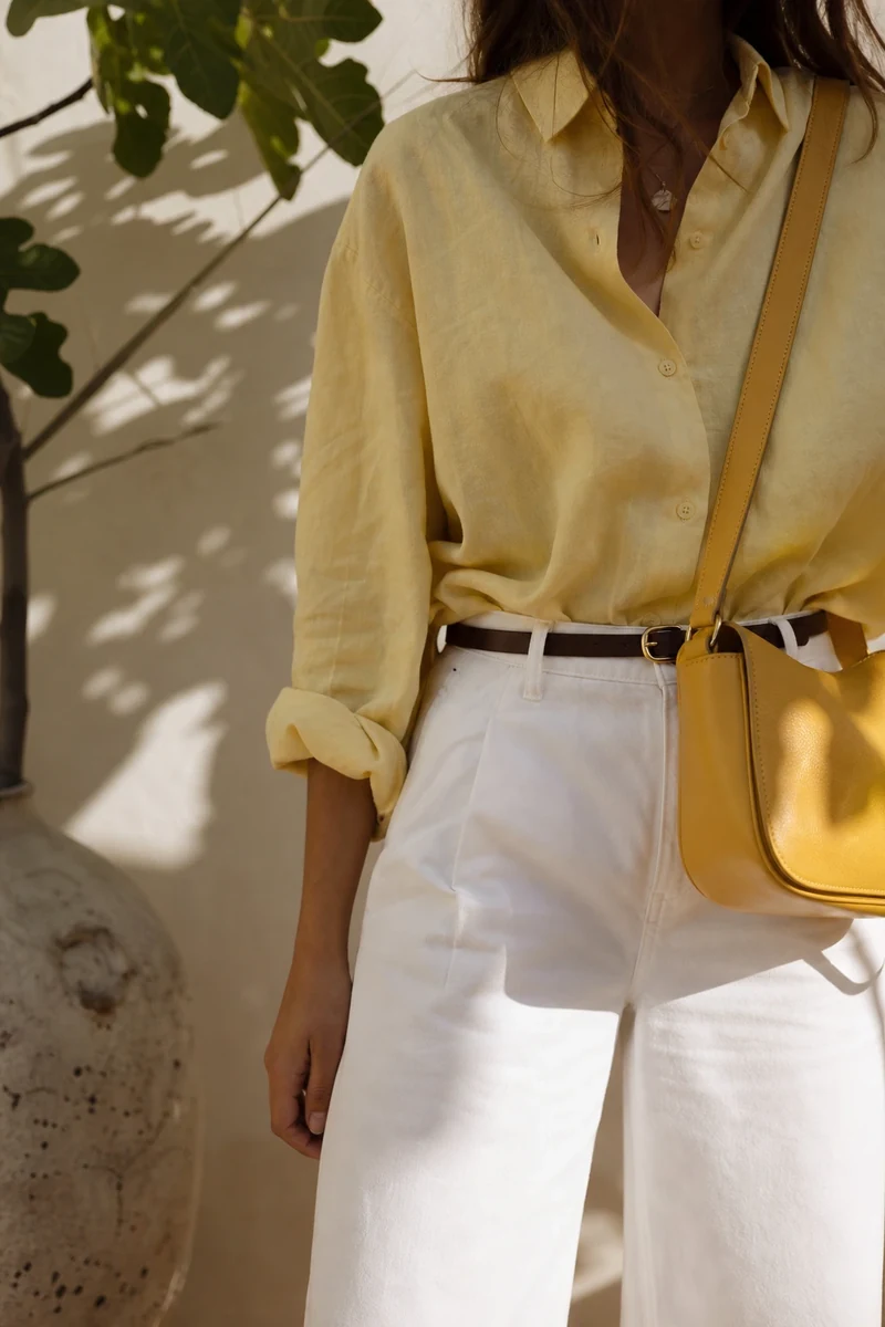 Tenue jaune beurre avec chemise en lin oversize et jean blanc pour l'été 2026