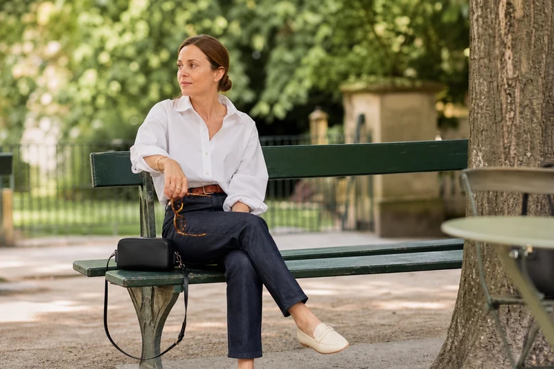 Femme en chemise oversize Cloud Dancer en popeline sur jean brut indigo et mocassins