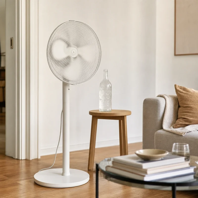 Bouteille d'eau congelée placée derrière un ventilateur pour refroidir l'air aspiré