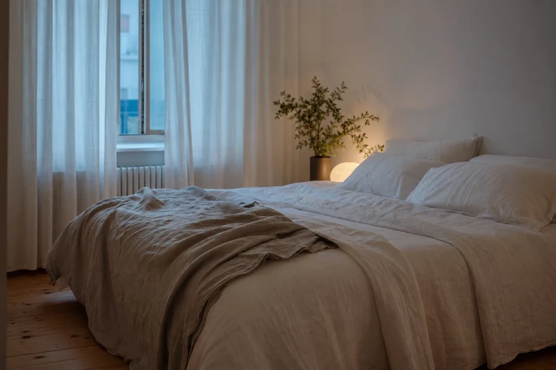 Lit avec parure en lin lavé clair pour des nuits fraîches en été