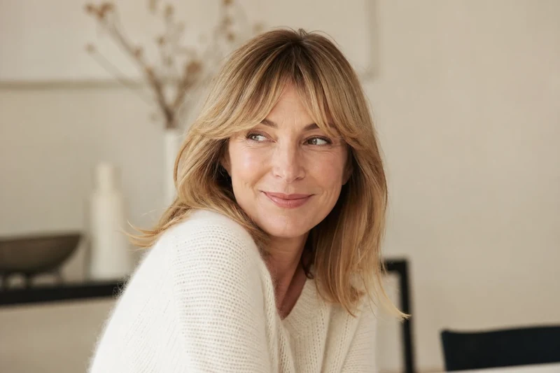 Frange U bang sur femme de 53 ans aux longueurs mi-longues blond foncé