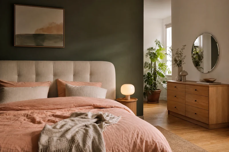 Chambre 2026 avec mur vert chasseur revisité et accessoires peach années 90 modernisés