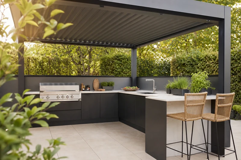 Cuisine extérieure abritée sous pergola bioclimatique aux lames orientables