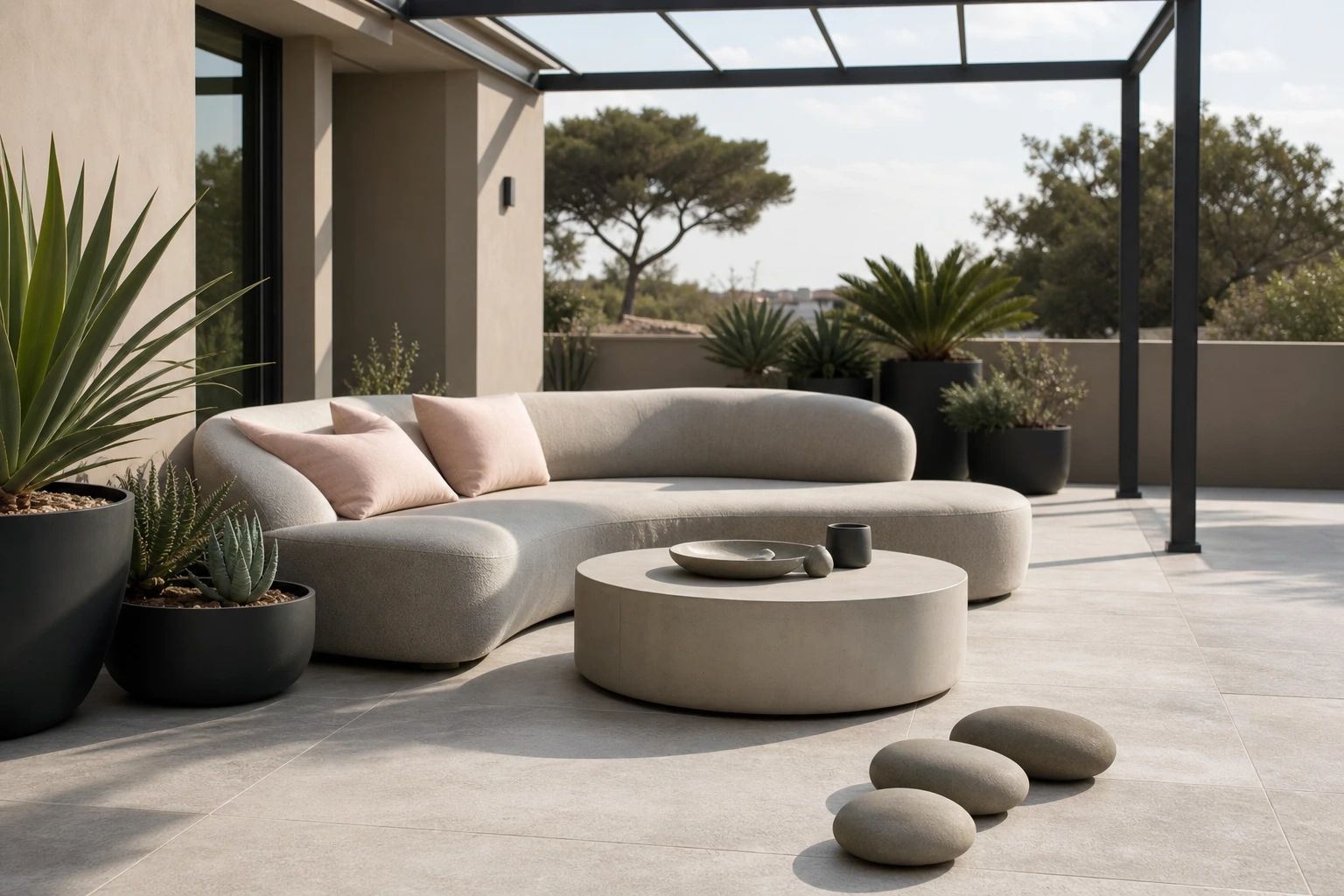 Terrasse minérale contemporaine avec grès cérame gris, canapé organique et succulentes en pots noirs