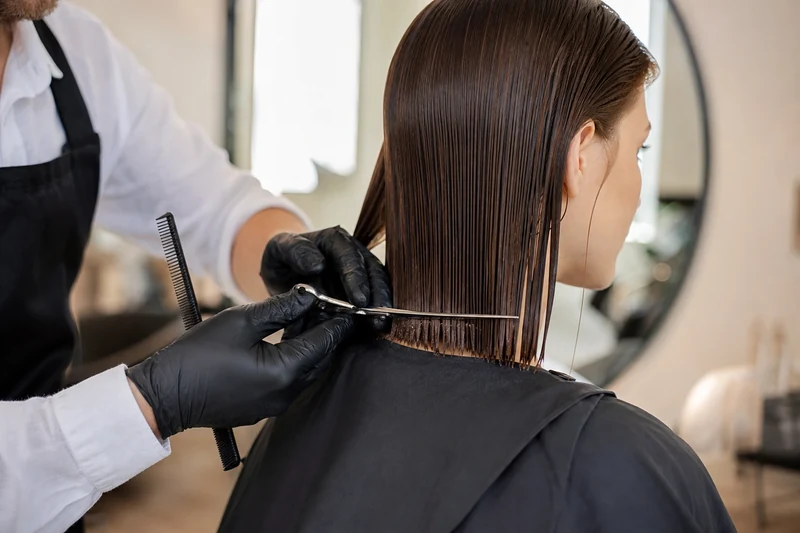 Coupe technique d'un Japanese Bob : ligne nette taillée au niveau des oreilles, coupe en sec section par section