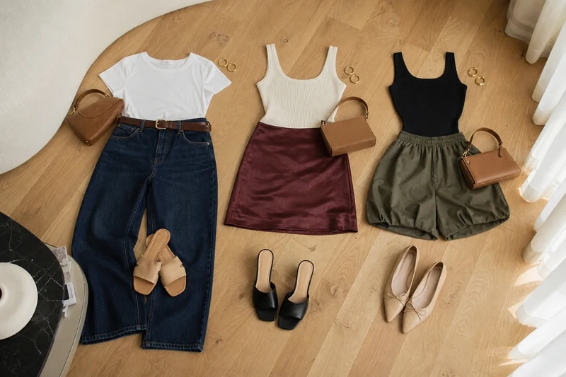 Trois combos vestimentaires gagnants présentés en flat lay