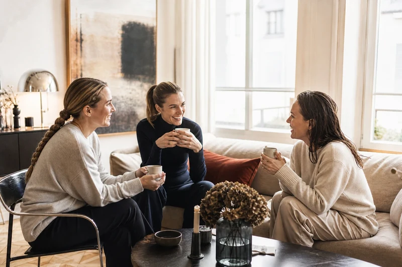 Trois femmes en ville sous la pluie avec coiffures anti-humidité parfaitement tenues