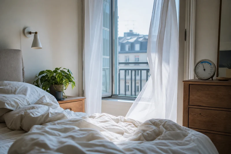 Chambre aérée au petit matin après une nuit de ventilation nocturne réussie