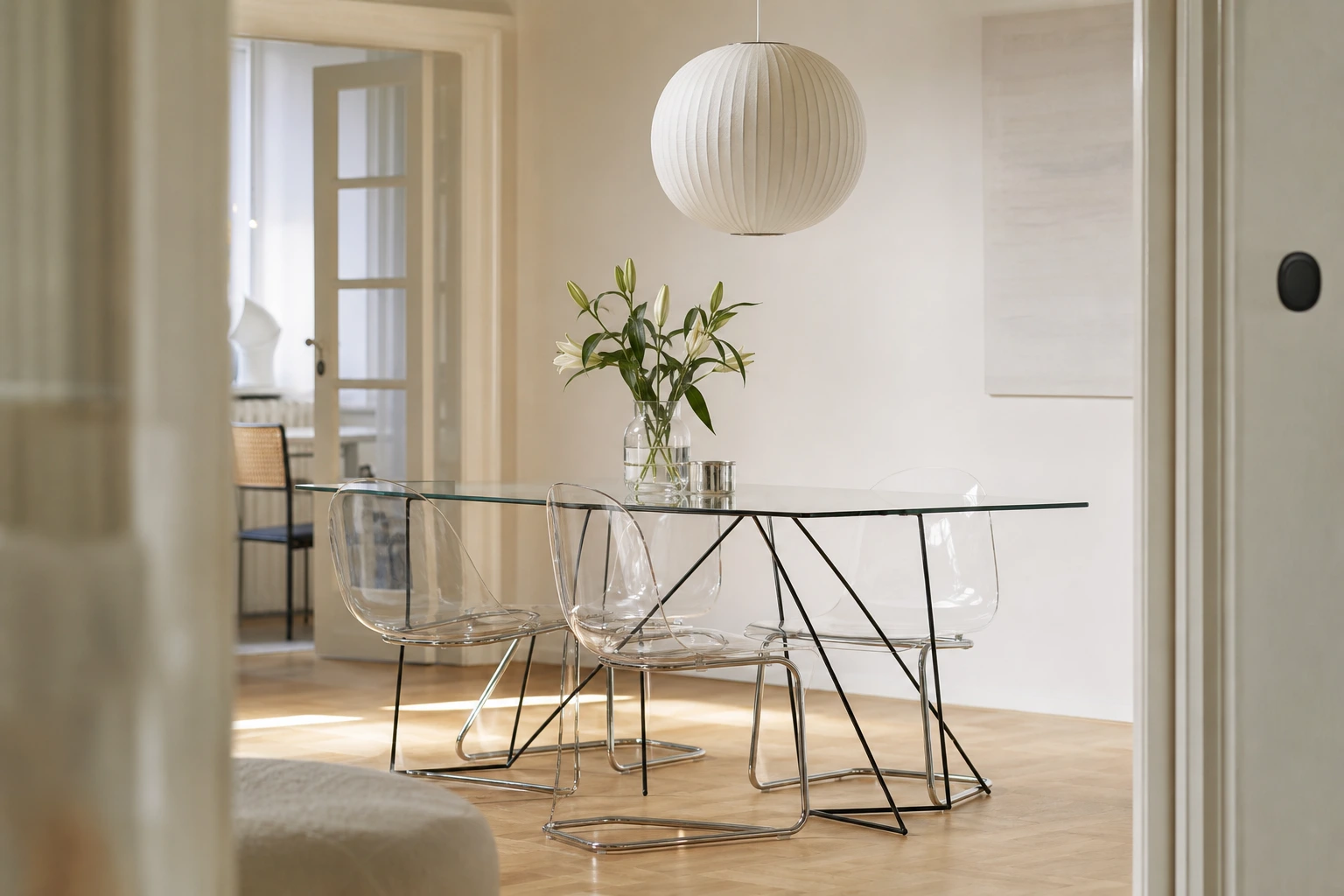 Mobilier transparent en verre et acrylique pour alléger visuellement un petit séjour