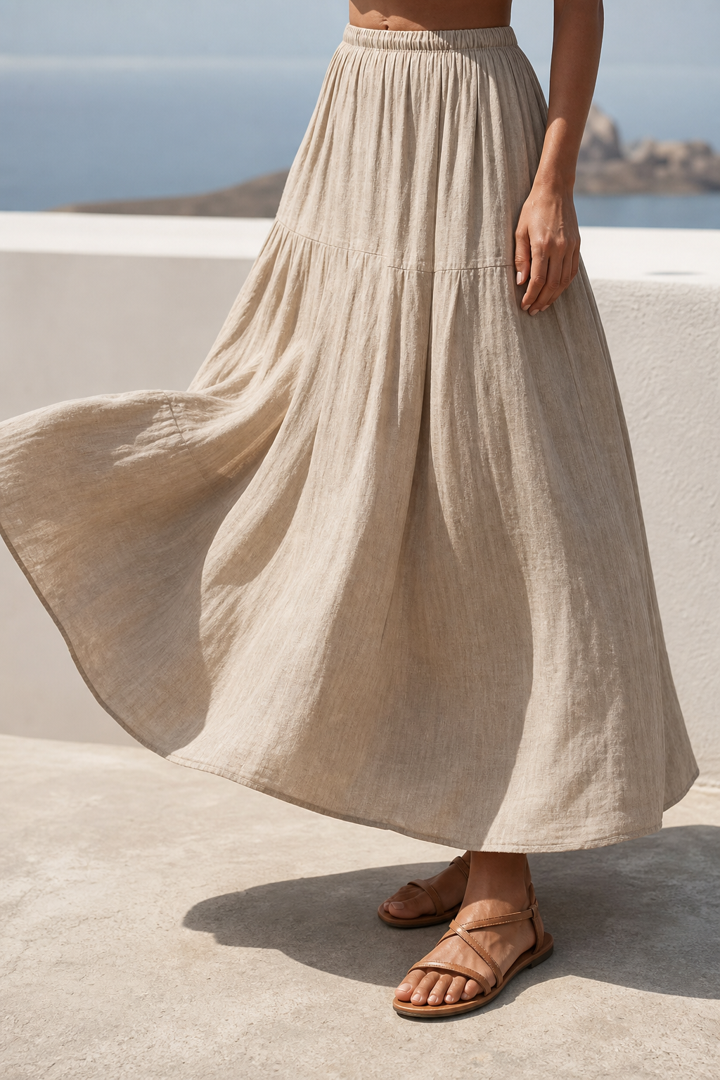 Détail d'une jupe longue en lin beige en mouvement