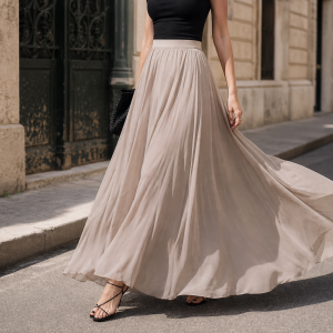 Femme en jupe longue fluide marchant dans la rue, style élégant