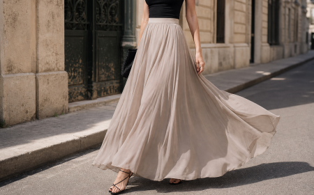 Femme en jupe longue fluide marchant dans la rue, style élégant