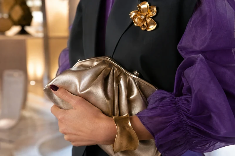Détails maximalistes : bijoux XXL, satin métallisé et manche bouffante violette