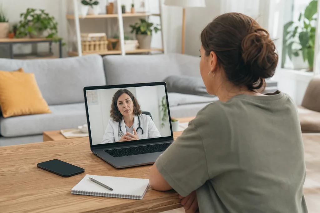 Femme en consultation de dermatologie en visio sur son ordinateur portable