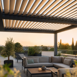 Terrasse moderne avec pergola bioclimatique à lames orientables au coucher du soleil
