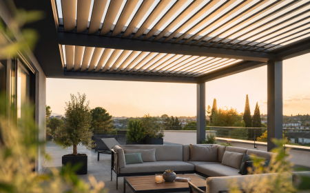 Terrasse moderne avec pergola bioclimatique à lames orientables au coucher du soleil