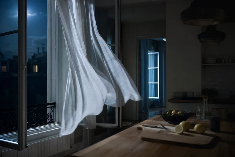 Courant d'air traversant entre deux fenêtres ouvertes la nuit pour rafraîchir un logement