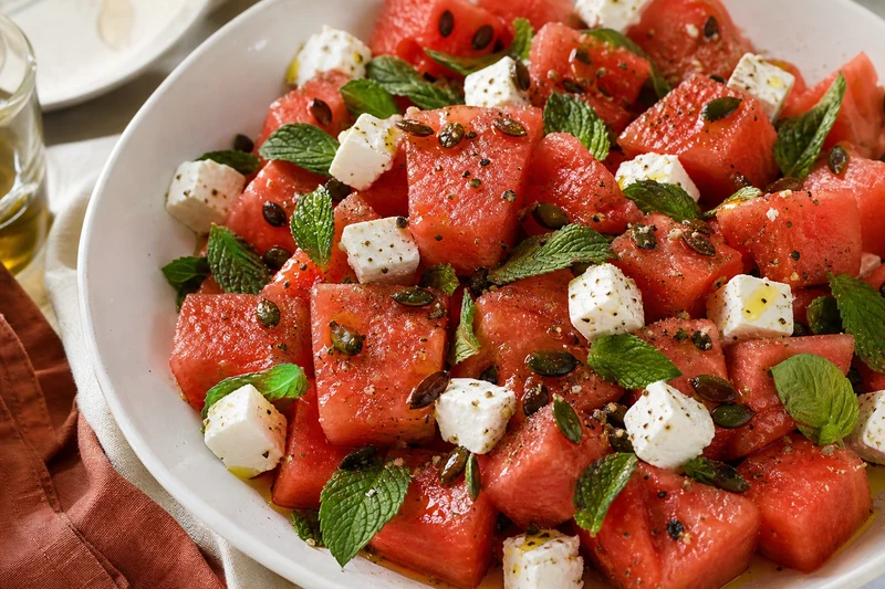 Salade fraîche pastèque, feta et menthe au filet d'huile d'olive