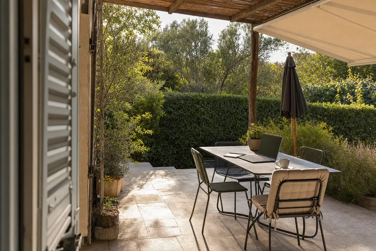 Coin à l'abri sur une terrasse couverte, protégé du vent pour une réunion en extérieur