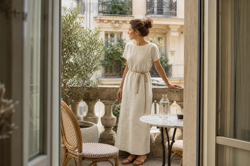 Robe longue droite en lin naturel écru sur terrasse parisienne
