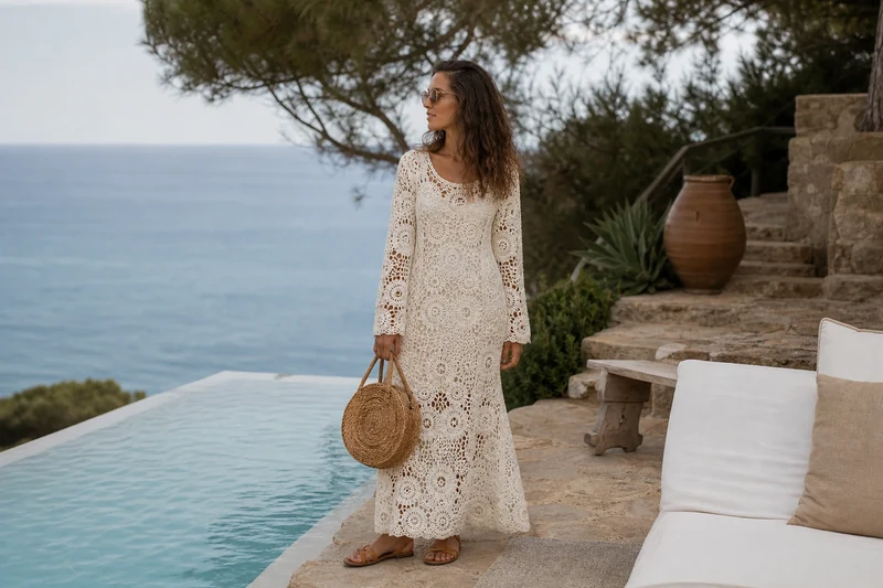 Robe longue crochetée bohème en bord de mer